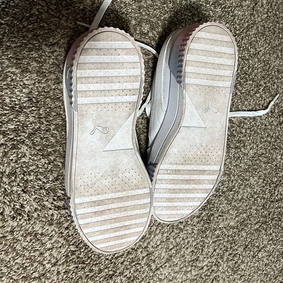 Puma Women’s US 10 shoe in white - Picture 2 of 4